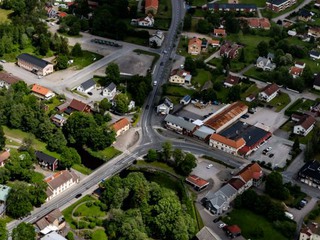 Flygfoto över Vrigstad visar vägar och hus.